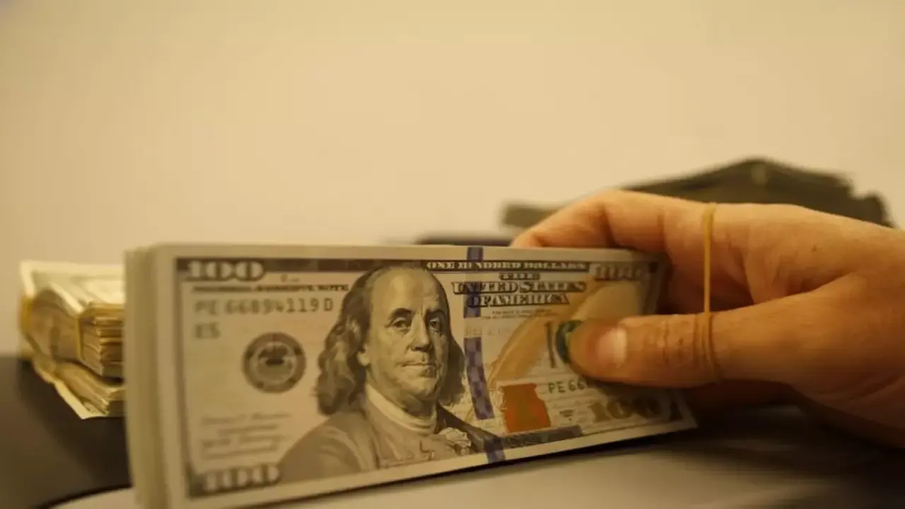 سعر الدولار يستقر عند 47.52 جنيه والبنك المركزي يؤكد ثبات السعر قبل تعاملات الخميس